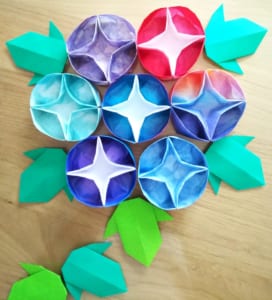 カミキィさんの『あさがおの器』／  筆洗  【伝承作品】、前から気になっていたので折ってみました✨
 ハーモニー折り紙、100均一のグラデーション折り紙、そして１つ空のプリント折り紙を使いましたよ(*´∀`)♪
四角から立体の丸になる所が楽しくて沢山折りました～(^-^)♪
   さとえり❤️  より