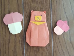 くまさんを折って、どんぐりを持たせたら、と思ったのですが、どんぐりが大きすぎました(笑)でも楽しい。