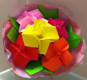 いろんな色でカーネーションの花束を作りました～
お世話になったお茶の先生へ送りました！
とても喜んで頂けて嬉しかったです(*^^*)