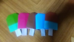 五種類のアイスキャンディーを折ってみました、、お茶、ソーダ、チョコ、小豆、ミントチョコを思いながら折ってみました、初めてなので上手く折れてるかもしれません、アイスの種類沢山ありますのでまた折ってみようと思います