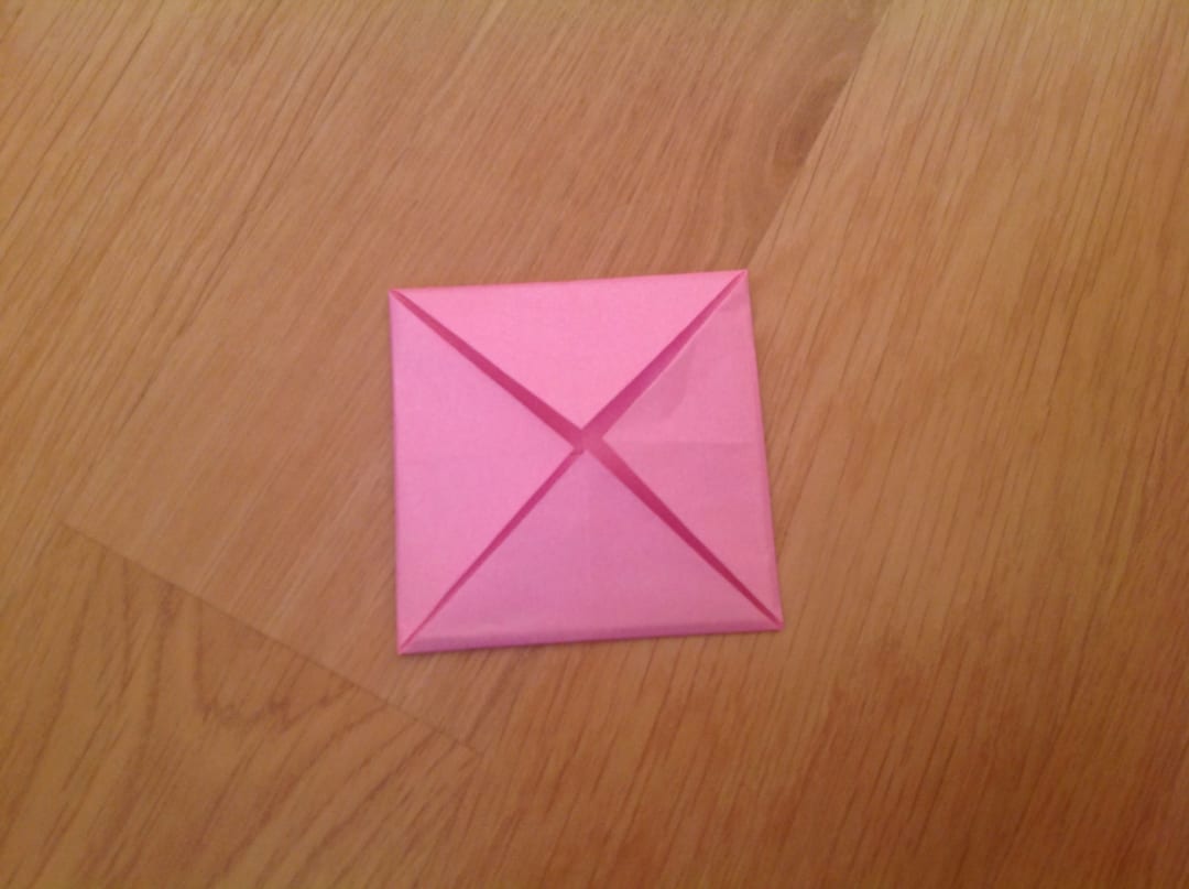 How to fold 人形用の可愛い座布団☆: 今度は隙間のないようにピッタリ合わさるように真ん中にむけて折ります。
