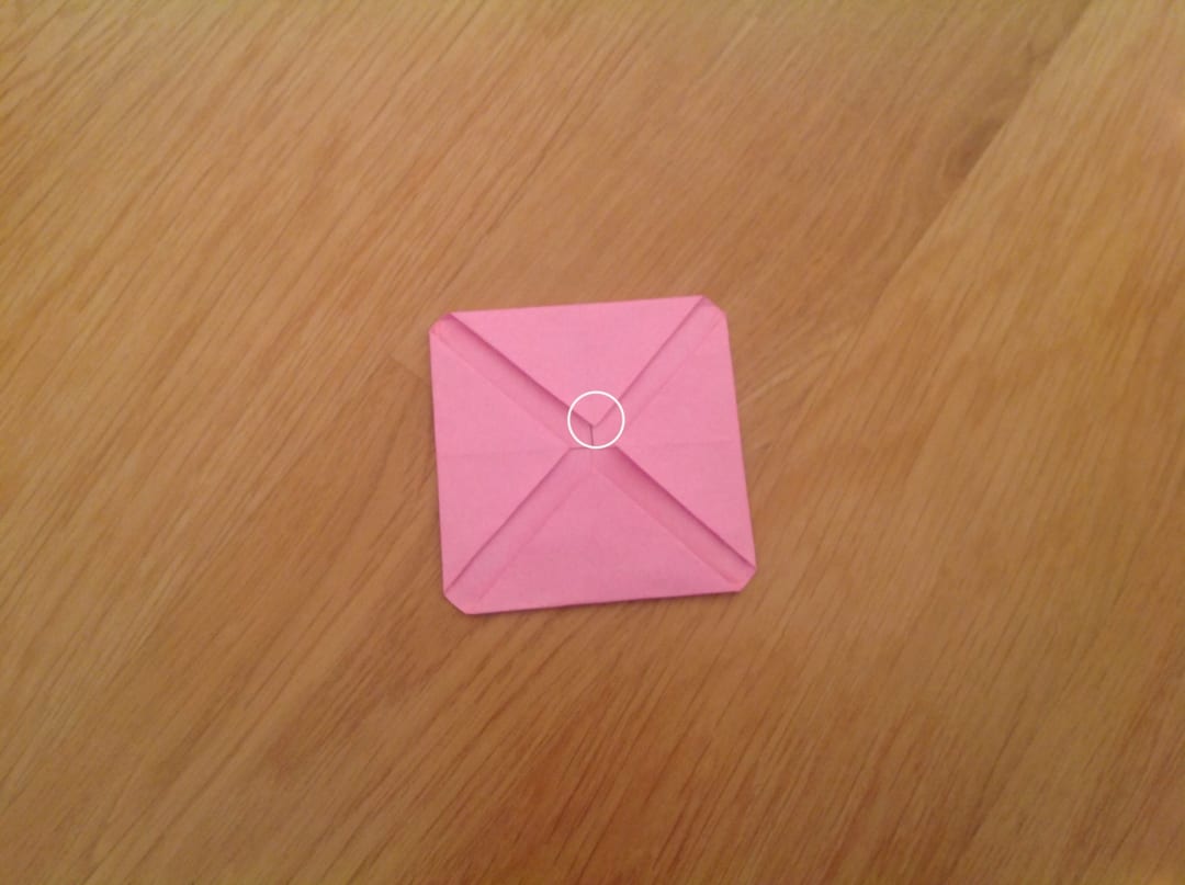 How to fold 人形用の可愛い座布団☆: 最後に、白い丸で囲ってある部分にのり付けします。（四ヶ所とも）