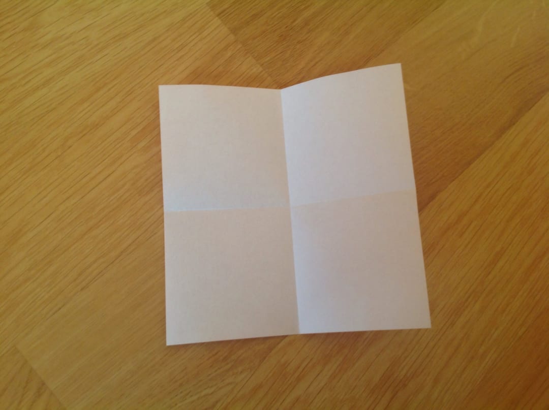 How to fold 人形用の可愛い座布団☆: 次に、ばつ印になるよう折って折り目をつけて戻します。