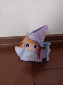 ハロウィンじゃないけど、立体ぽってり魔女さんを折ってみました!
ぼうしが小さくなっちゃったので、ななめにくっつけました!