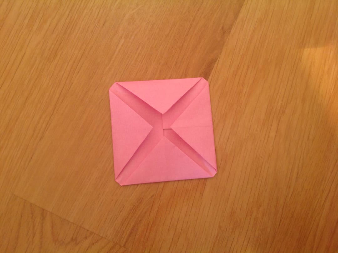 How to fold 人形用の可愛い座布団☆: またさらに真ん中にむけて折るのですが、注意してほしい点が一つあります。真ん中にむけて折る時に自分が想像している座布団の厚みの分だけ真ん中から空けておきます。