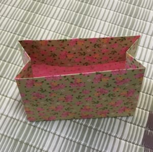花柄の折り紙を使い折ってみました
紐がなかったので今回はこのまま使おうと思います
次に折る時は紐を付けようと思います