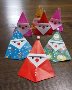 サンタさん大集合。明日クリスマス工作の準備があるから、同僚の先生たちに見せようと頑張ってみました。
