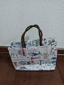 折り紙の小さな手さげバッグを作ってみました!今は夏なので、夏っぽい折り紙を使いました!ひもは毛糸を使いました。