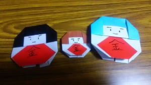 金太郎だるま可愛いがったので三種類大きさも違う折り紙で折ってみました
こどもの日に飾ってみようと思います