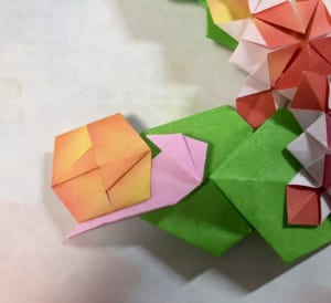 ケイ先生、ありがとうございます。お陰様でかわいいカタツムリができました。簡単で可愛くて老眼の私にも折り易かったです。ツィッターにもアップします。ありがとうございます。