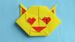 目がハートの猫 絵文字 (Smiling Cat with Heart-Eyes Emoji) 😻