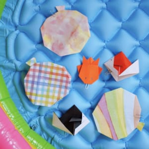 子ども用プールに置いて釣りをしましたー。丸くヨーヨーらしく折るのが難しいですね。模様を変えればそれらしく見えるかな？