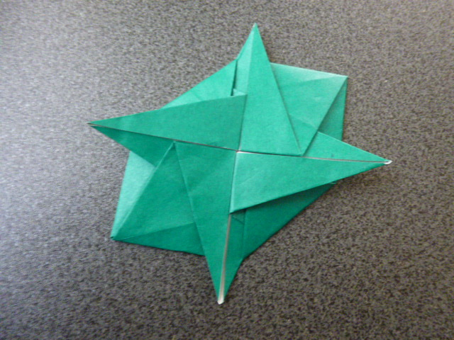 How to fold 亀（鶴の基本形からの発想）: 亀の裏側で、互いに押さえ合う形で畳んでいます。