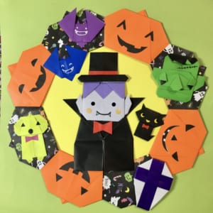 とっても可愛いドラキュラさんをセンターに、ハロウィンリースを作りました。カボチャのリースも色々な表情が気に入ってます。猫ちゃんもフランケンも全部可愛い❢