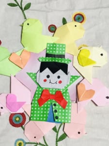 ハロウィンといえばおばけやゾンビなど怖いイメージがありますが、カラフルおり紙を使いました。
