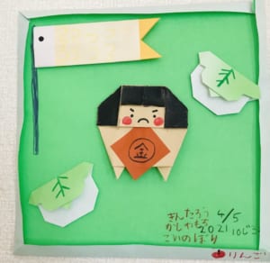 かしわもちを壁に飾ってます。みどり色が、いっぱいです。