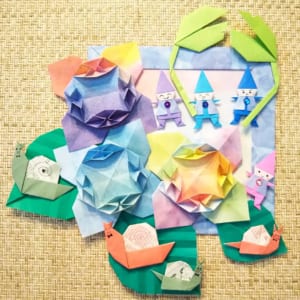 カミキィさんの新作の『かたつむり』さん & 旧作の かたつむり さんの両方折ってみました(*^^*)♪ 同じ7.5㎝で折り、このくらい出来上がりの大きさが違います(о´∀`о)  新作の方が簡単ですね❤️
こびとくん達は４㎝でーす♪
以上。さとえり❤️より(^^)v