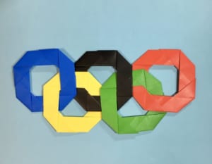 うきわリースをアレンジして、五輪マークに。ハッピーな東京五輪ができますように❣️