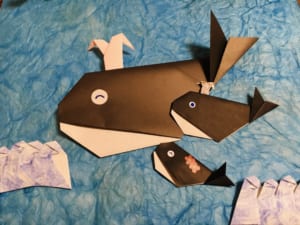 親子クジラです。
お母さんクジラは30センチ折り紙で作りました^_^
