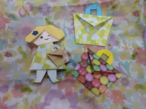 バッグ封筒、作りました！
いろんな柄で折っていると、折るのが楽しくなったので、バッグ封筒いっぱい作りました!ワンピースちゃんに、ちっちゃいバッグ封筒を持たせてみました！バッグ封筒とっても可愛い！！