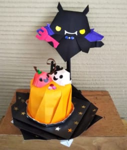 だーちゃん先生の『ひょっこり悪魔』折ってみました✨
(* ̄∇ ̄)ノΨ 赤い槍が、最初にフォークみたいに見えたので「ハロウィンキーキ」も折々しまして♪
→キーキを狙っている悪魔 です❤️
折り紙人形劇の動画にしてInstagramへ投稿したら、コウモリさんにも見えたようですよ~!!
とっても可愛い~悪魔さんです(*^^*)