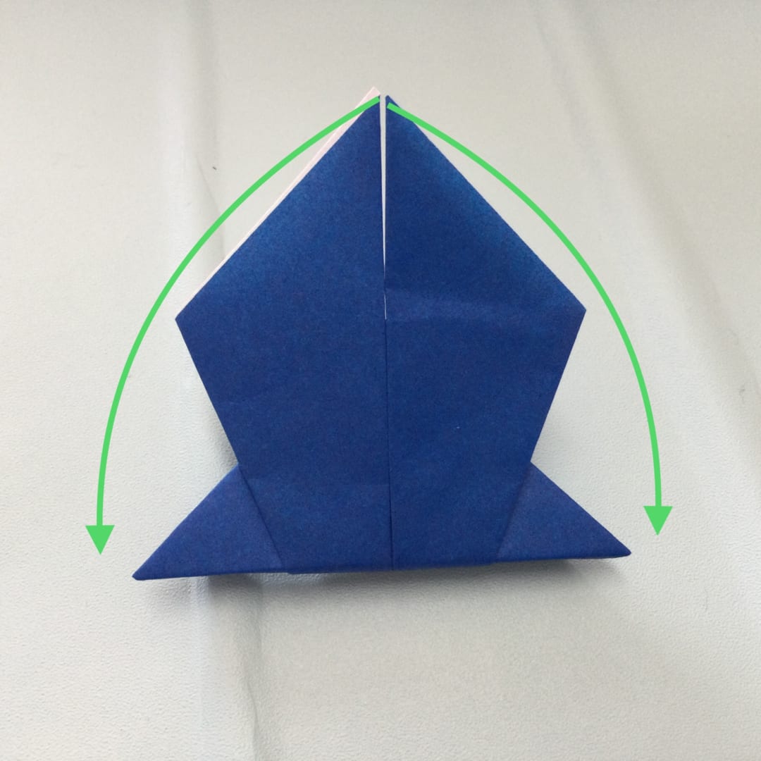 簡単立つかぶとの折り方 →にそって折る。
