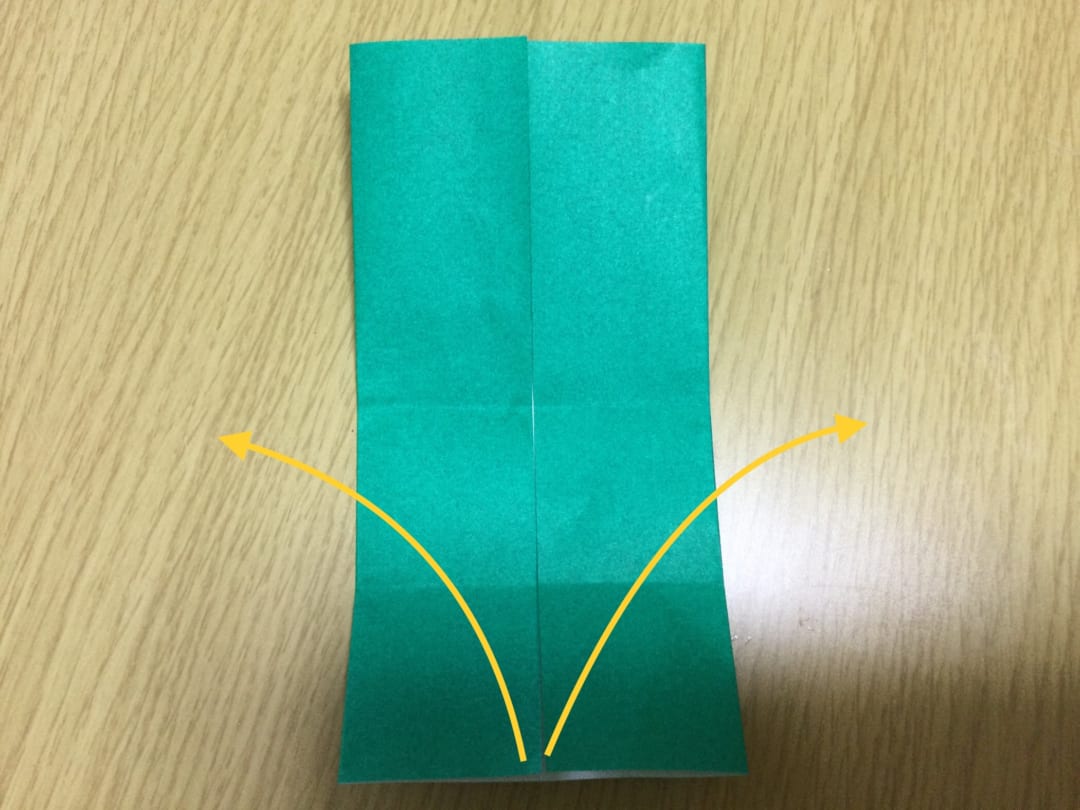 クローバーメダルの折り方 袋を開いて潰す。