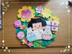 園児ではないのですが、お世話になった上司が退職されるので作りました。髪型がとてもそっくりで！リース、バラ、たんぽぽもカミキィさんの本を見て作りました。ありがとうございました！