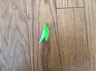 昆虫シリーズ（バッタ）（足、合体）の折り方 付けた折り筋でカドを内側へ折る