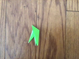 昆虫シリーズ（バッタ）（足、合体）の折り方 内側のカドを摘んでずらして引き出す様に折る反対も同じ